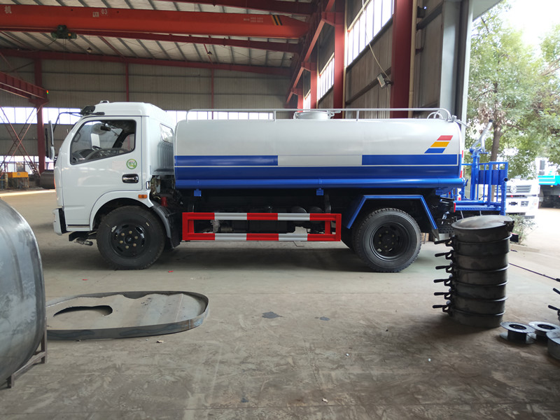 東風福瑞卡8-9噸灑水車 東風福瑞卡8-9噸灑水車