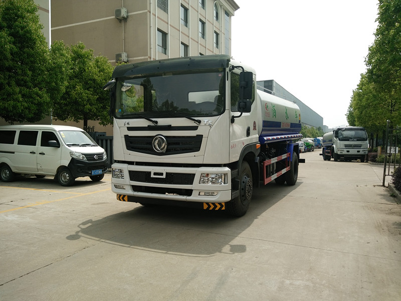 東風(fēng)灑水車廠家 東風(fēng)灑水車廠家