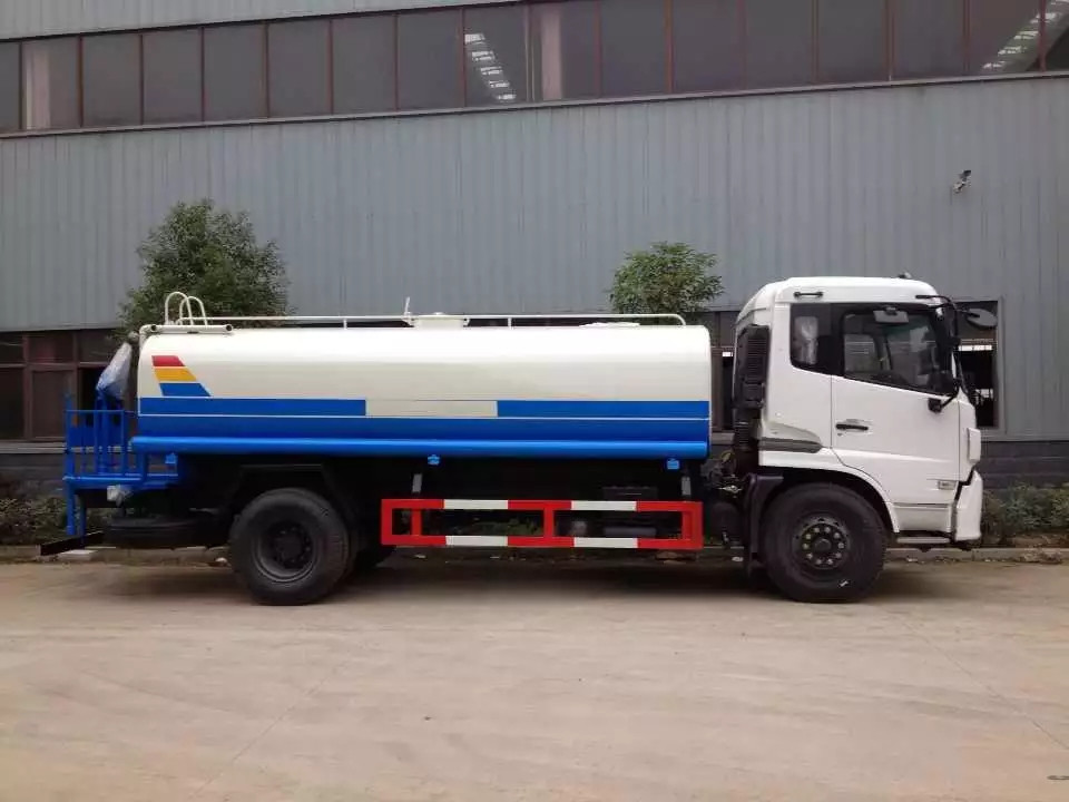 東風(fēng)灑水車 東風(fēng)灑水車