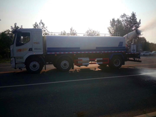 東風(fēng)柳氣前四后四灑水噴霧車 東風(fēng)柳氣前四后四灑水噴霧車