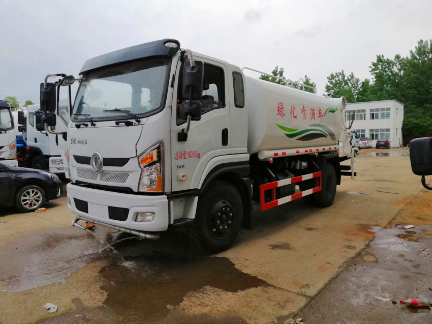 12���|�L(f��ng)��ˮ܇(ch��)�����X(qi��n)һ�_(t��i) ����܇(ch��)��ʹ��ע�����(xi��ng)