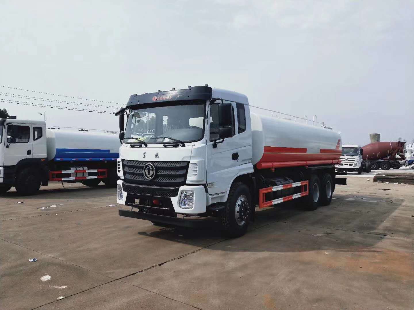 東風(fēng)環(huán)衛(wèi)灑水車(chē)被寶馬追尾 寶馬是全軍覆沒(méi) 東風(fēng)環(huán)衛(wèi)灑水車(chē)被寶馬追尾 寶馬是全軍覆沒(méi)