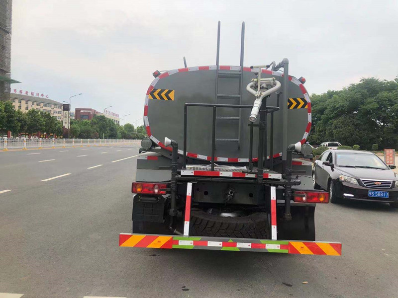 東風(fēng)六驅(qū)灑水車(chē) 東風(fēng)六驅(qū)灑水車(chē)