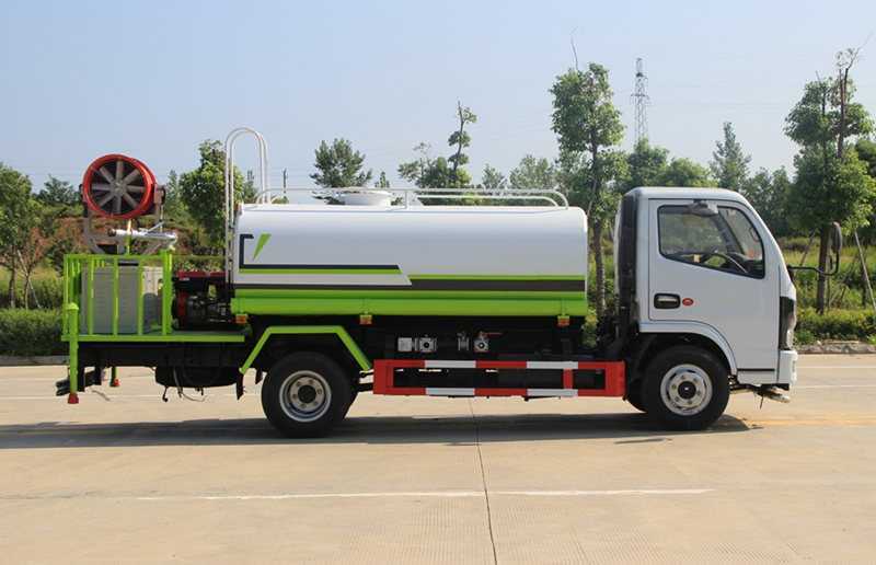 �|�LС������5����ˮ܇�����ױP���ã�  ���Ö|�LD6ϵ���¿��{�����3308mm�S�������d����ȫ��115�R�����Ͱl(f��)�әC�򳯲�130�R�����Ͱl(f��)�әC���f��P5�n׃������3.5T�����7.00R16䓽z̥��ABS������늄Ӵ����п��i���b��耳ס����g��܇�����Ԅ����i������x��˲�r�ͺ����Ƽ���ʮ�㣬�{�˸����m��GB7258��Ҏ(gu��)��  �|�LС������������ˮ܇��  ����4mm��(y��u)�|(zh��)̼䓰����ރ�(n��i)�����p���˸��壬���Þ�ˮ܇����ˮ�ã��܌��F(xi��n)���M�ó����ܣ������bǰ�_�������ȇ�����ˮ܇ƽ�_����ˮ���ڣ����{(di��o)��(ji��)ֱ����������С�ꡢëë�����F��Ч���������ɸ���ˮ��������������ȼ������ӿ�����ˮ܇��ֱ����7������ˮ���ȴ���20������̴���28�ס���ˮ܇�ɼ��bǰ�_�󞢚���y�{��ҿ������ɼ��b�F�ڙC�M�l(f��)늙C�M���F���m�b����