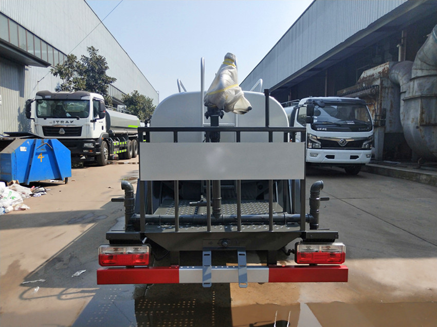 小型灑水車(chē) 小型灑水車(chē)