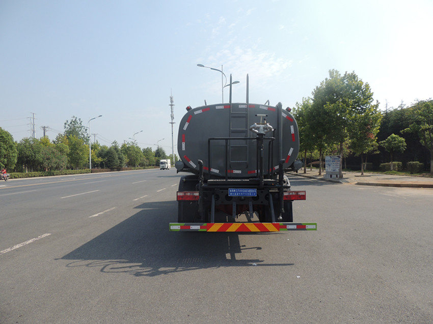 工地上的灑水車 工地上的灑水車