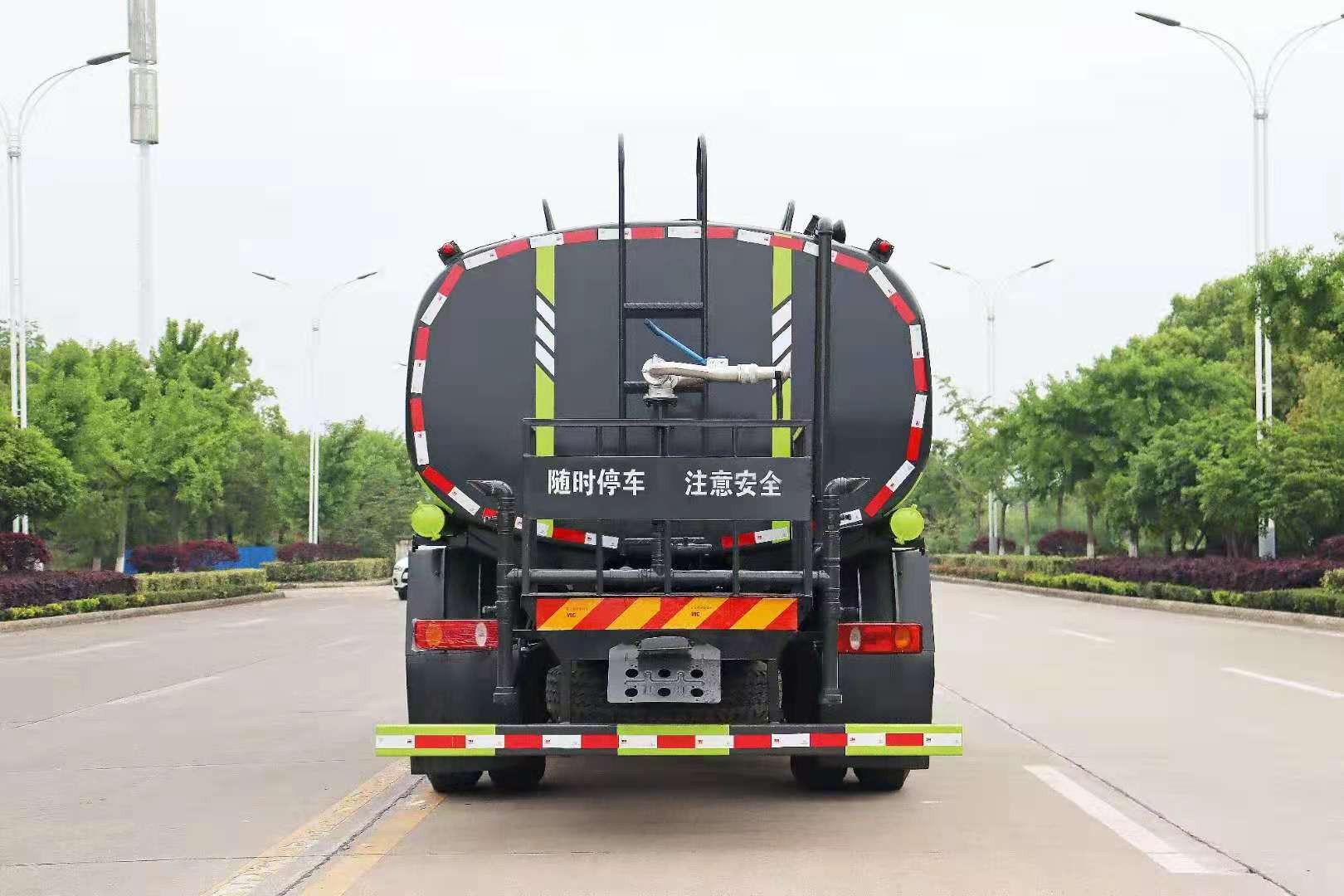 東風(fēng)華神12噸灑水車(chē)