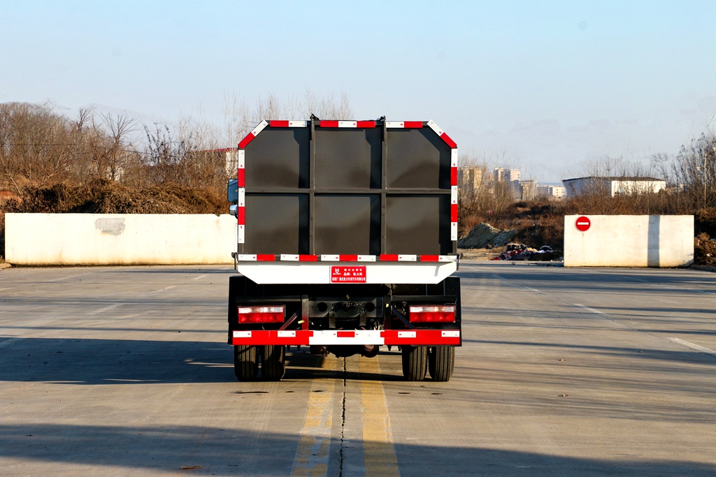 東風(fēng)小福瑞卡廂式垃圾車