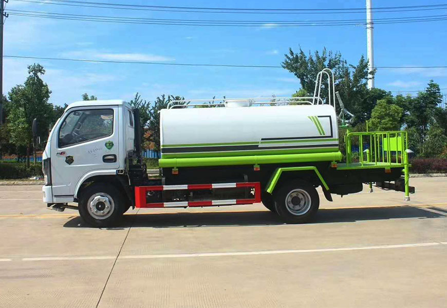東風(fēng)多利卡5方灑水車(chē)側(cè)方展示圖