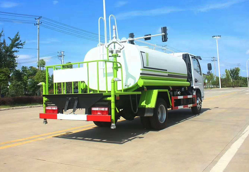 東風(fēng)多利卡5方灑水車(chē)后方展示圖