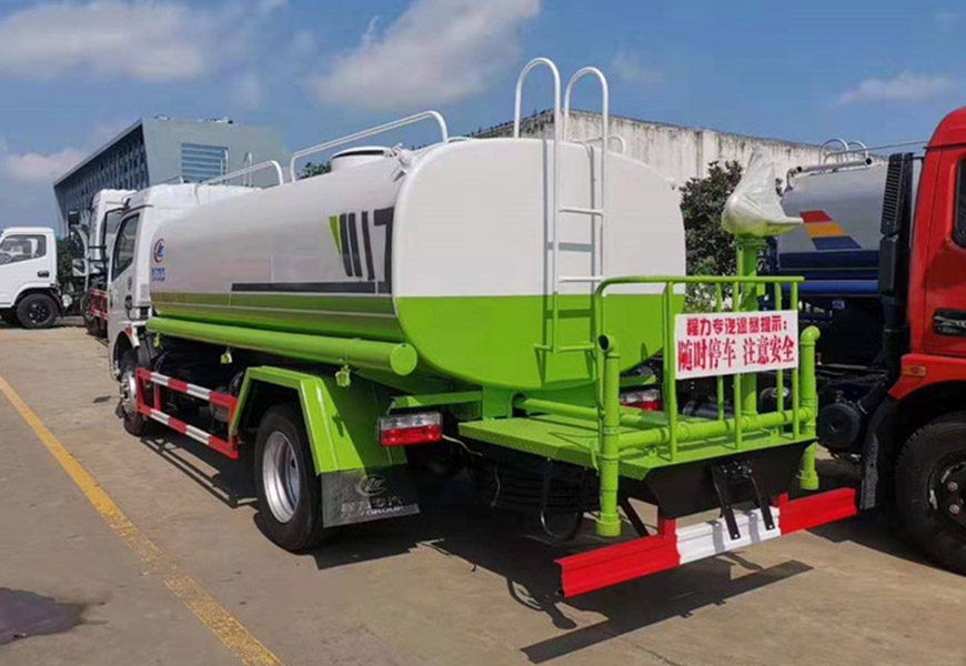 東風(fēng)大多利卡8方灑水車后方展示圖