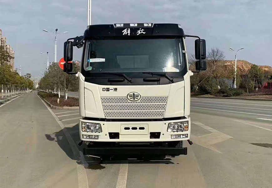 一汽解放12噸國(guó)六灑水車圖片