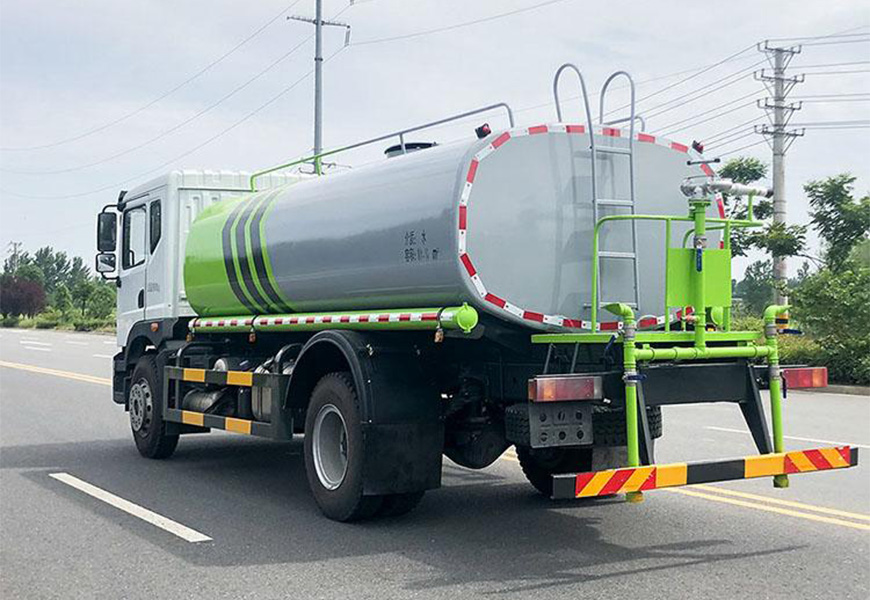 15方國(guó)六東風(fēng)華神T5灑水車后方圖